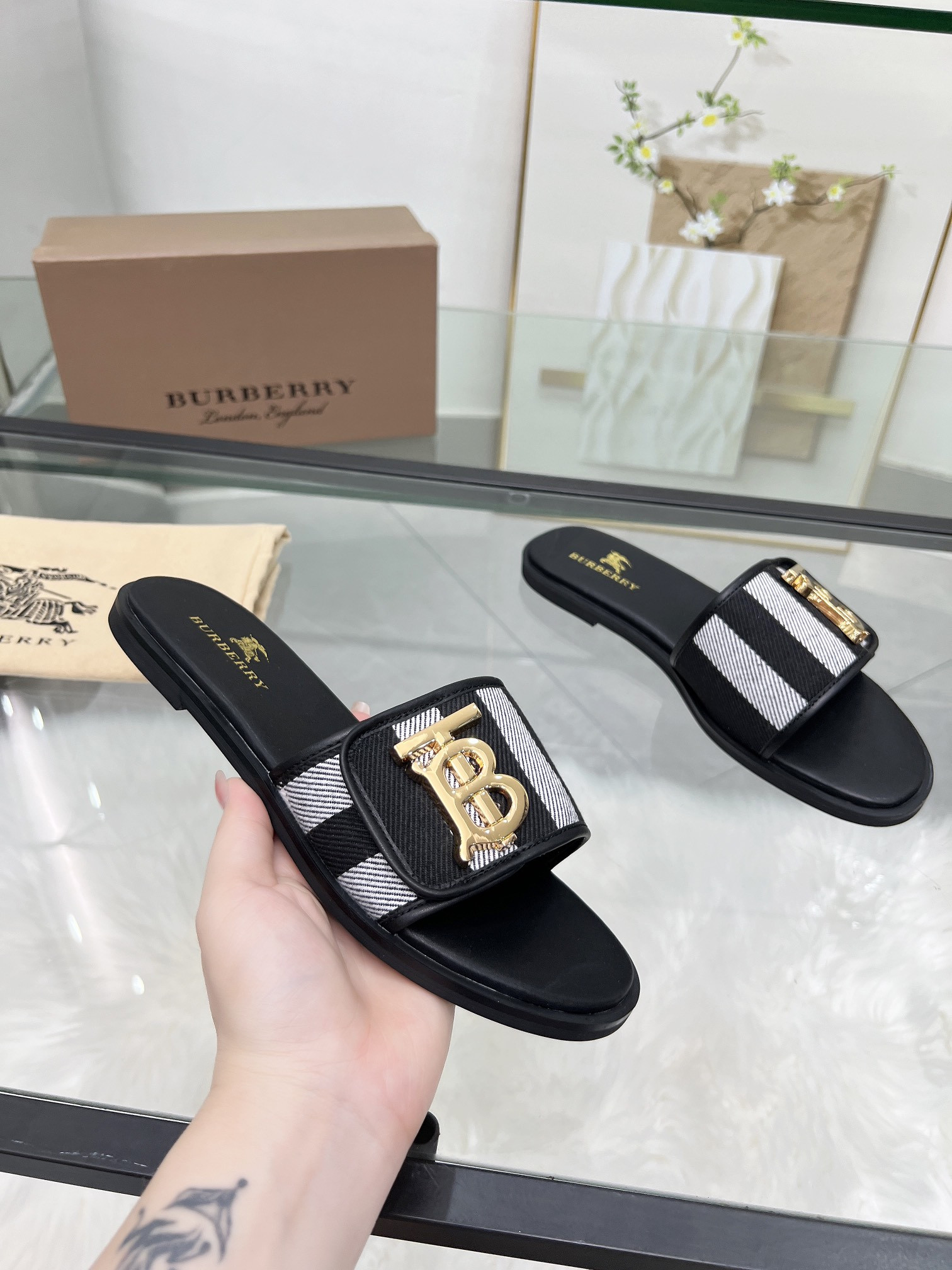 UA Bv*b*rry Slides