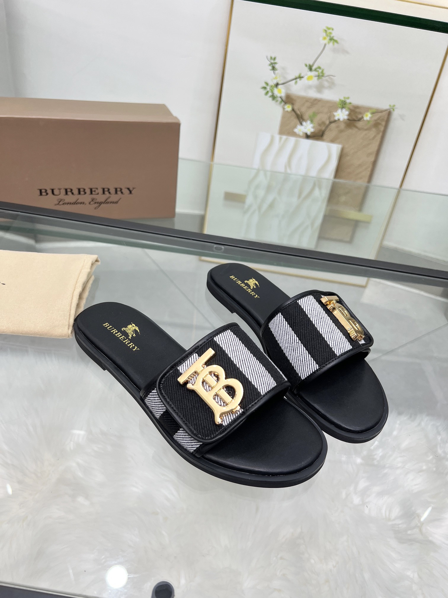 UA Bv*b*rry Slides