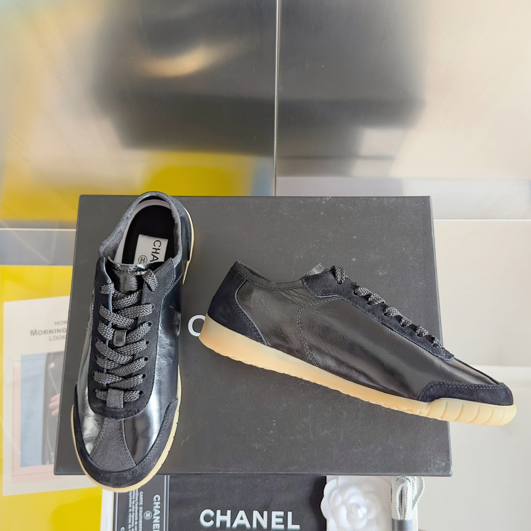 UA Ch**el SNEAKER