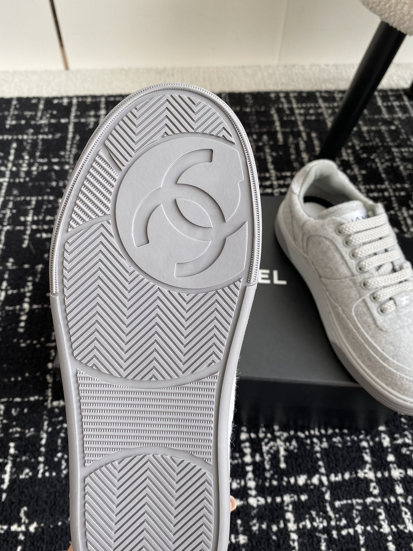 UA Ch**el SNEAKER