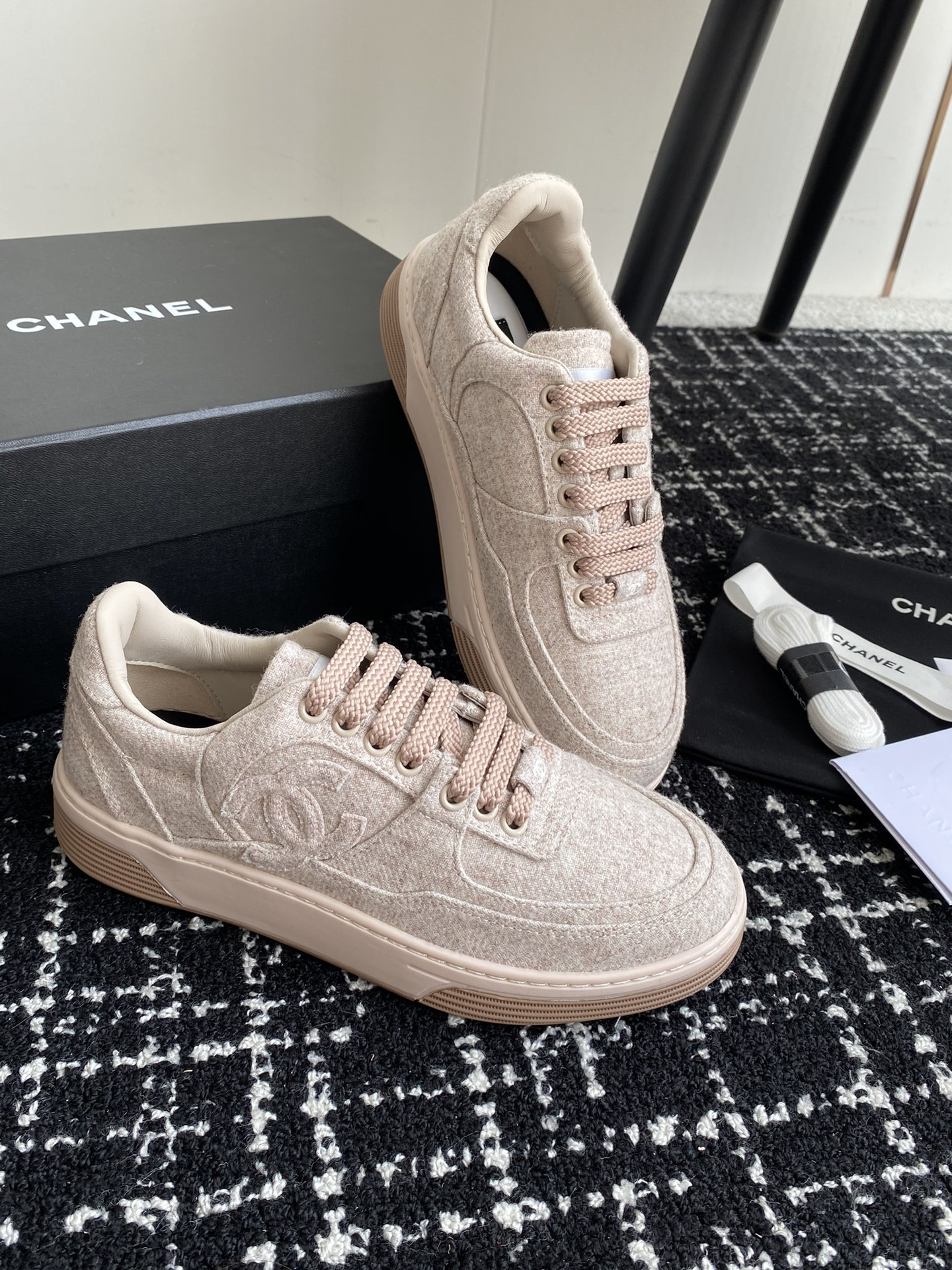 UA Ch**el SNEAKER