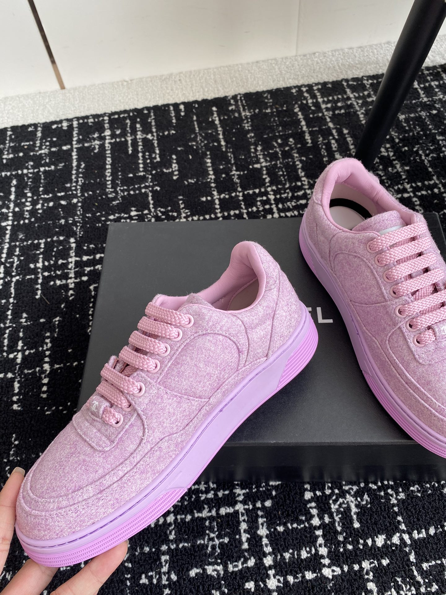 UA Ch**el SNEAKER