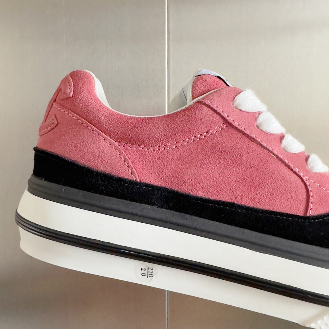 UA Ch**el SNEAKER