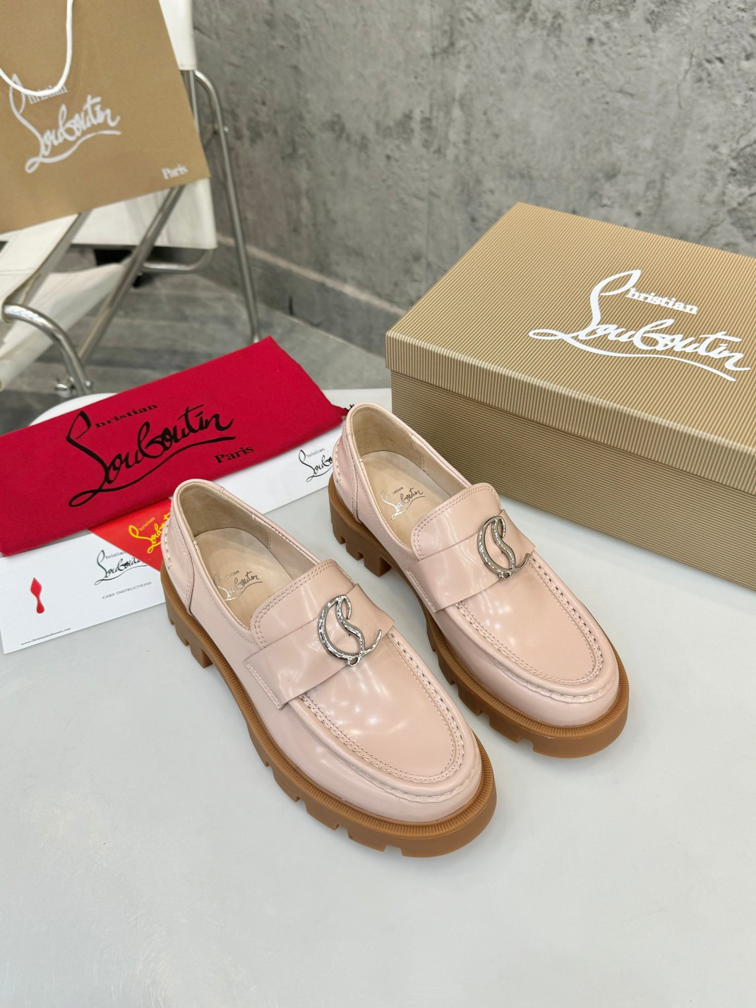 UA Chr1st1an Louboutin(CL) logo design,the latest runway version of the red-soled shoes