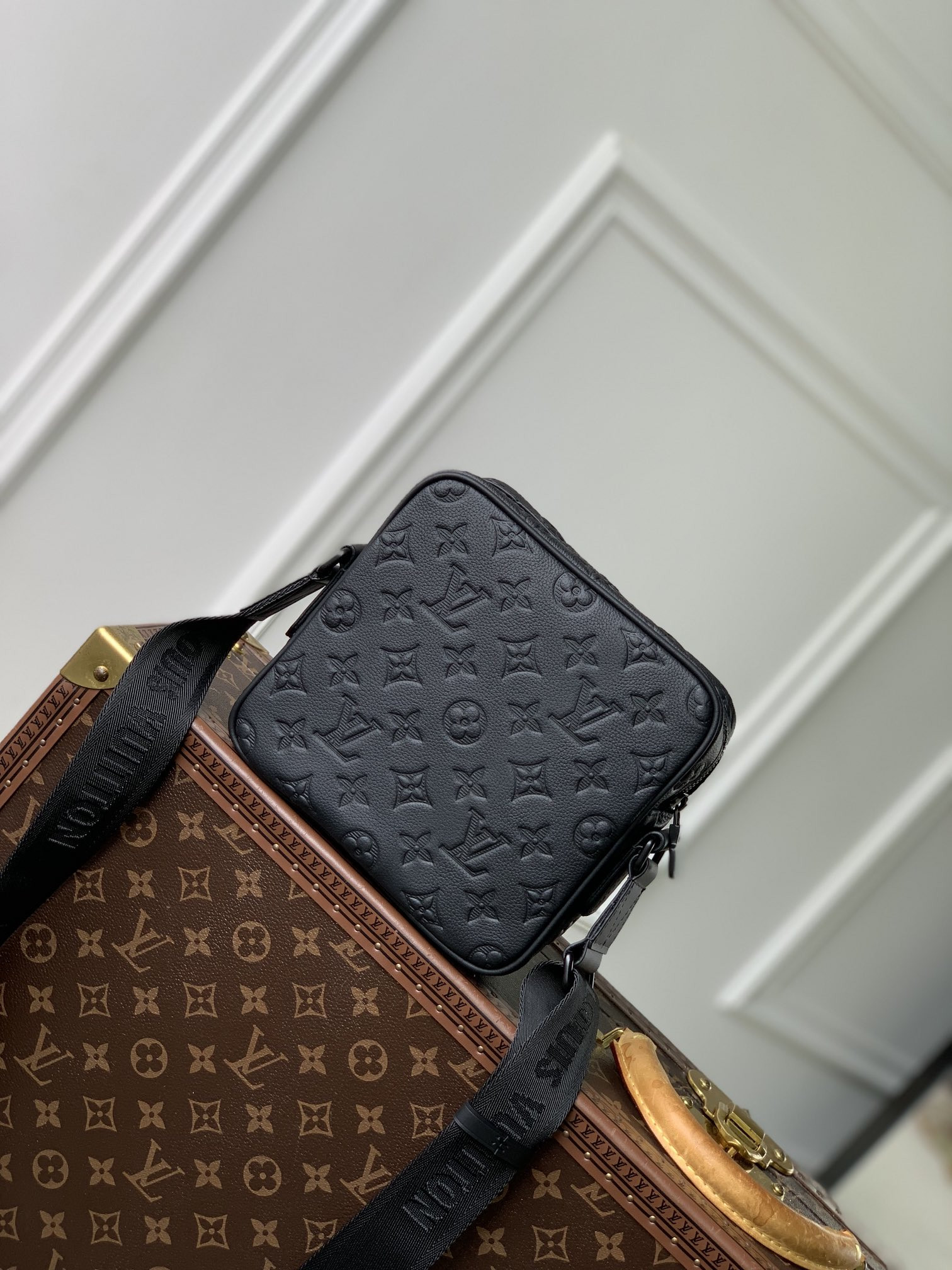 LV Getaway Messenger M12516  17 x 7.8 x 18 cm