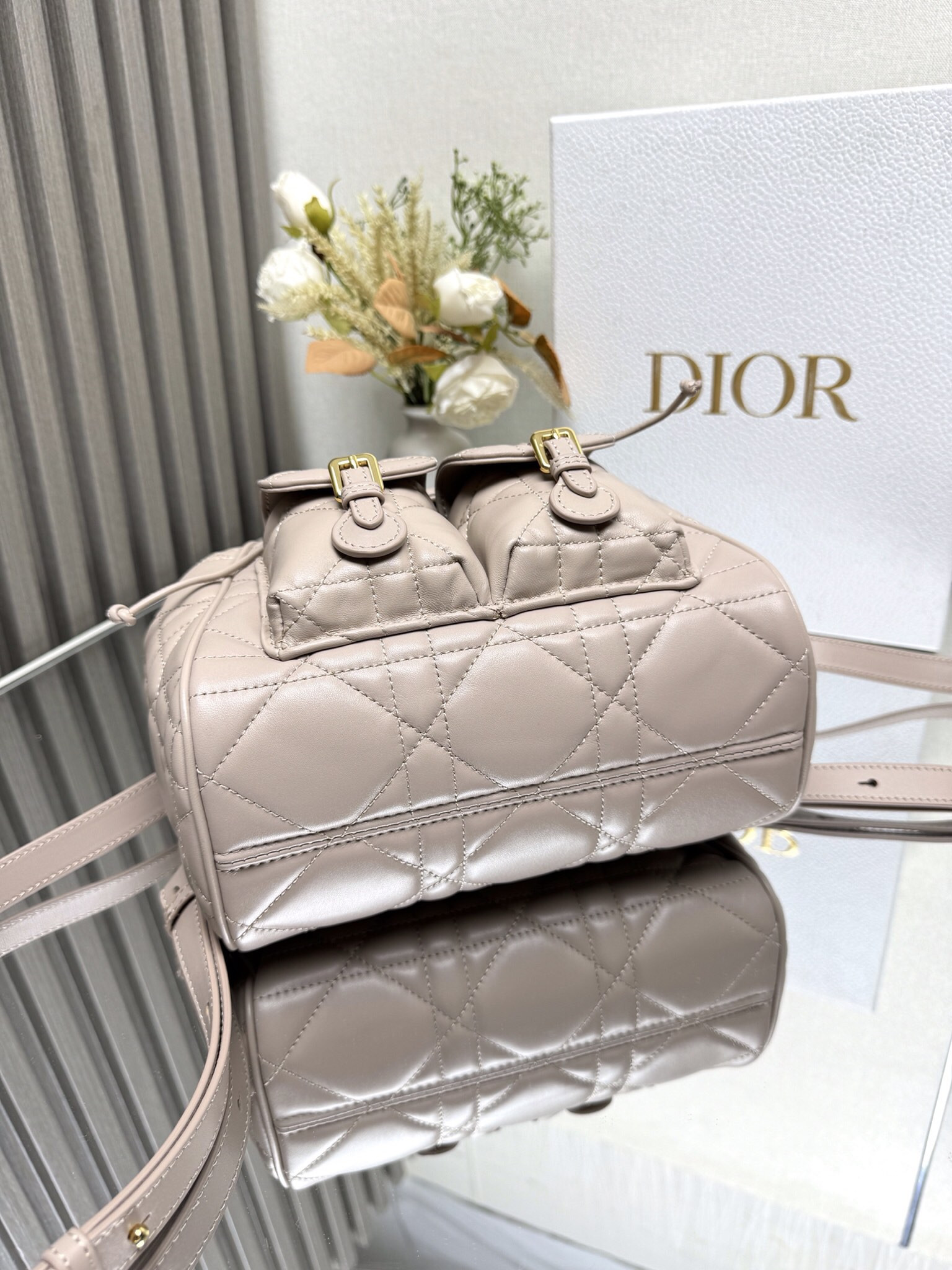 D10r Caro Backpack Medium 23 x 26.7 x 12.5 cm
