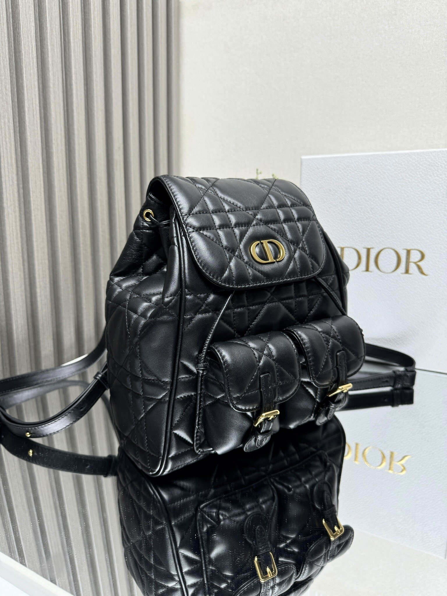 D10r Caro Backpack Medium 23 x 26.7 x 12.5 cm