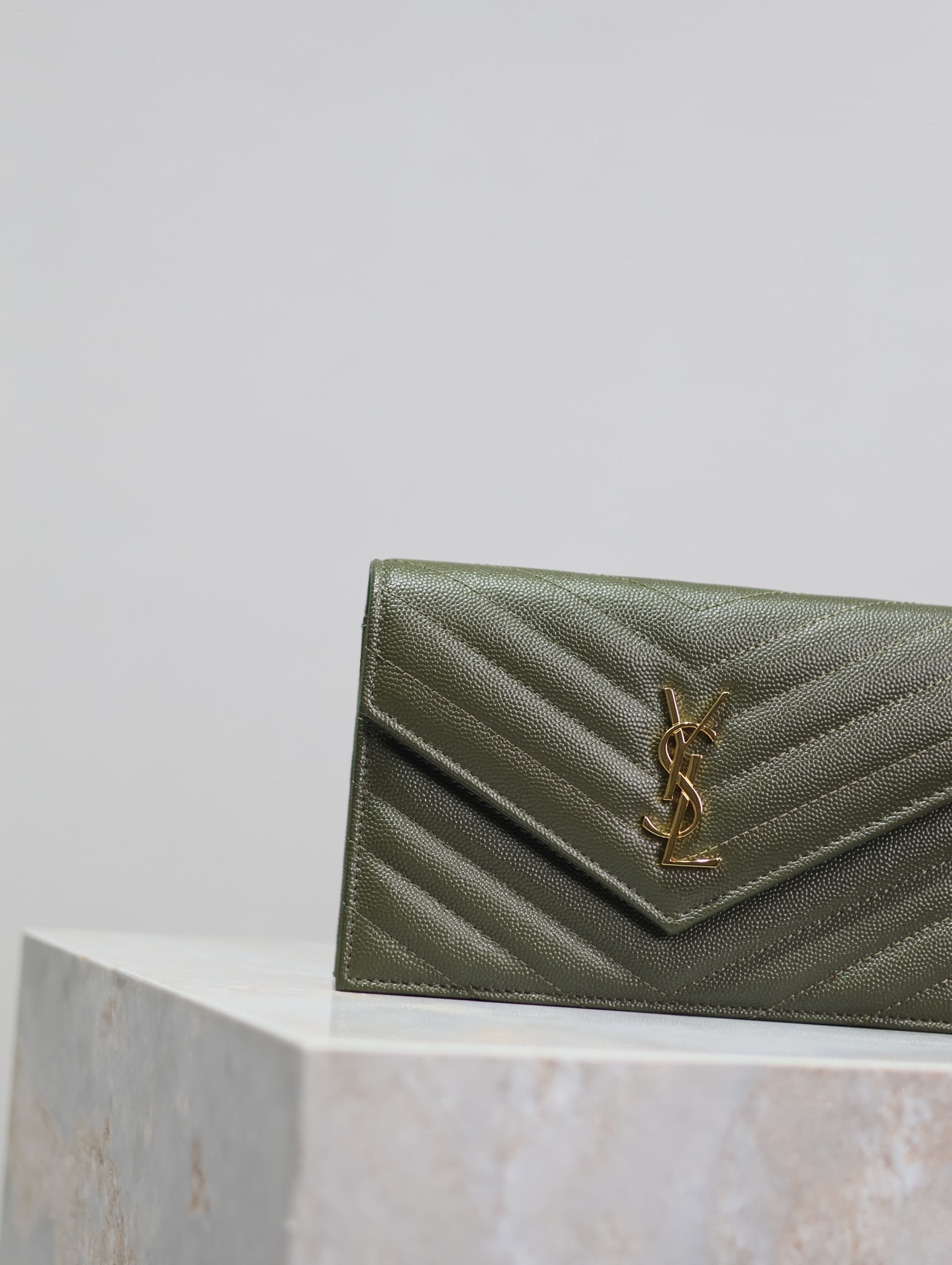 Y51 Cassandra WOC envelope chain wallet in grained poudre leather 19 x 12.5 x 3.5 cm