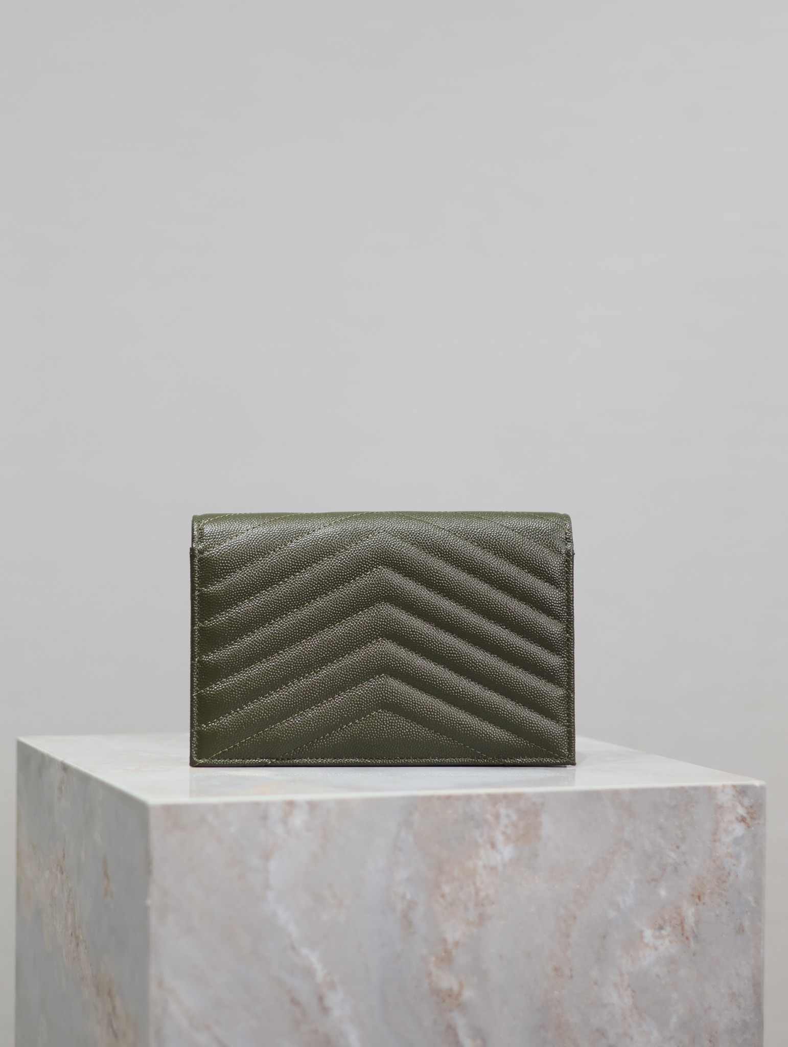 Y51 Cassandra WOC envelope chain wallet in grained poudre leather 19 x 12.5 x 3.5 cm