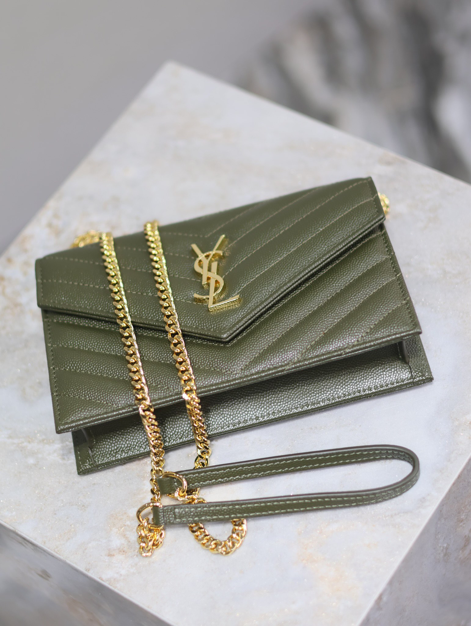 Y51 Cassandra WOC envelope chain wallet in grained poudre leather 19 x 12.5 x 3.5 cm