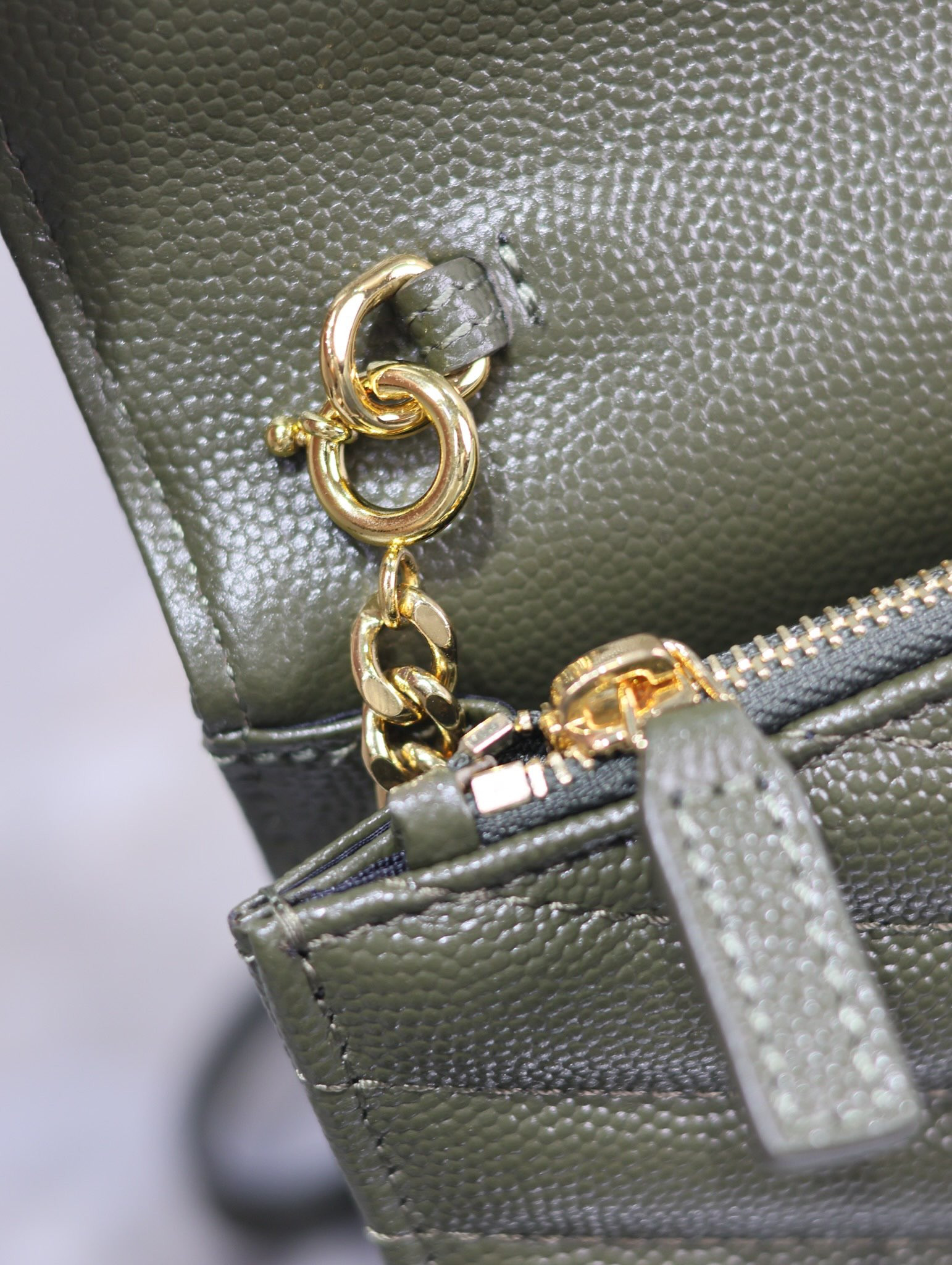 Y51 Cassandra WOC envelope chain wallet in grained poudre leather 19 x 12.5 x 3.5 cm