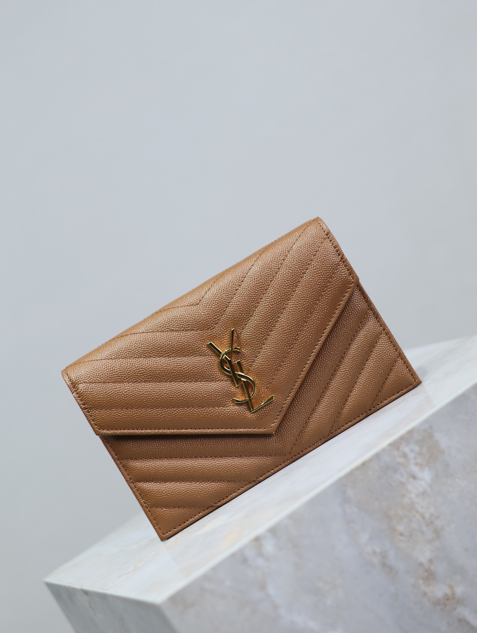 Y51 Cassandra WOC envelope chain wallet in grained poudre leather 19 x 12.5 x 3.5 cm