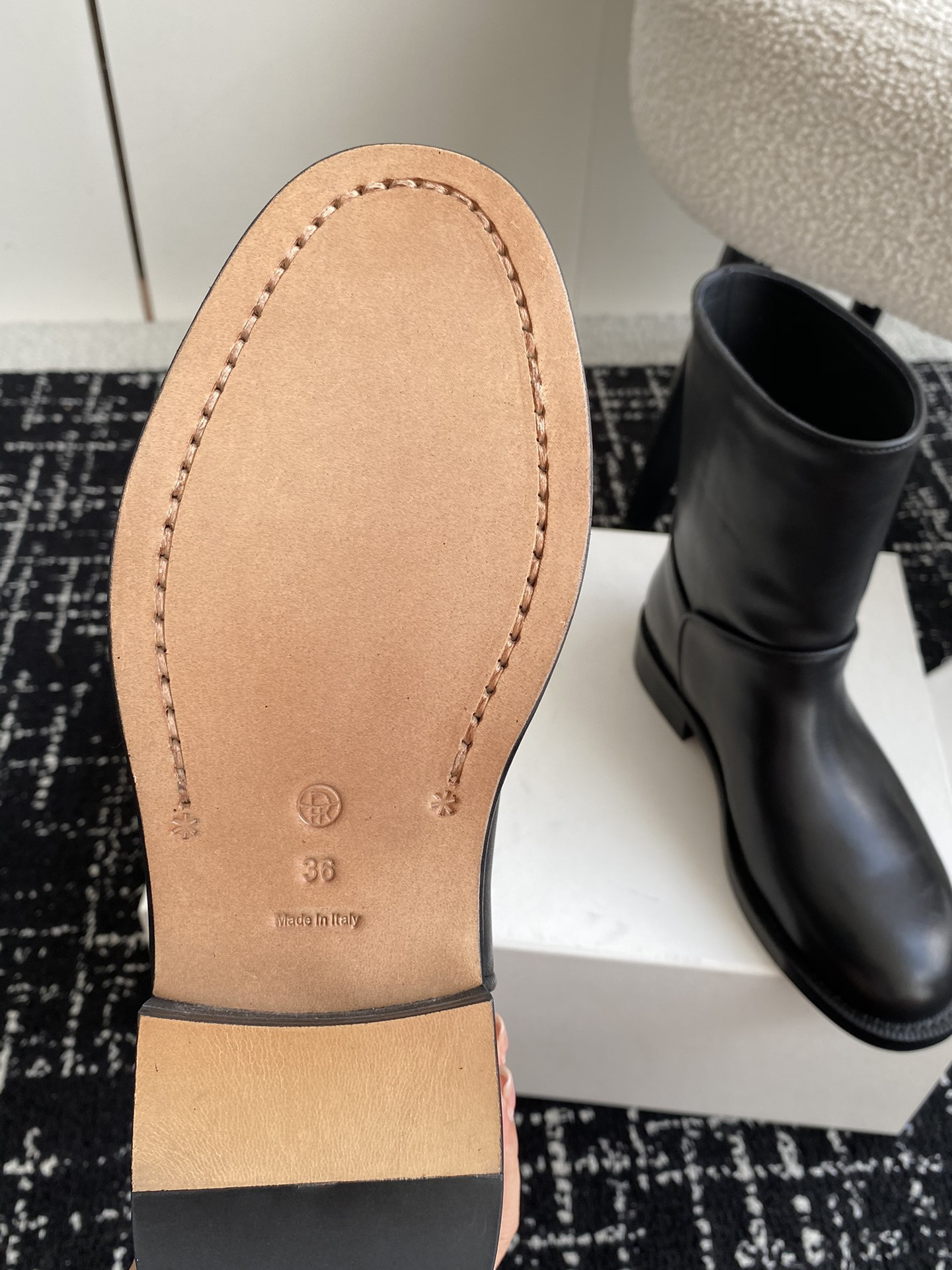 UA The R0w Boot