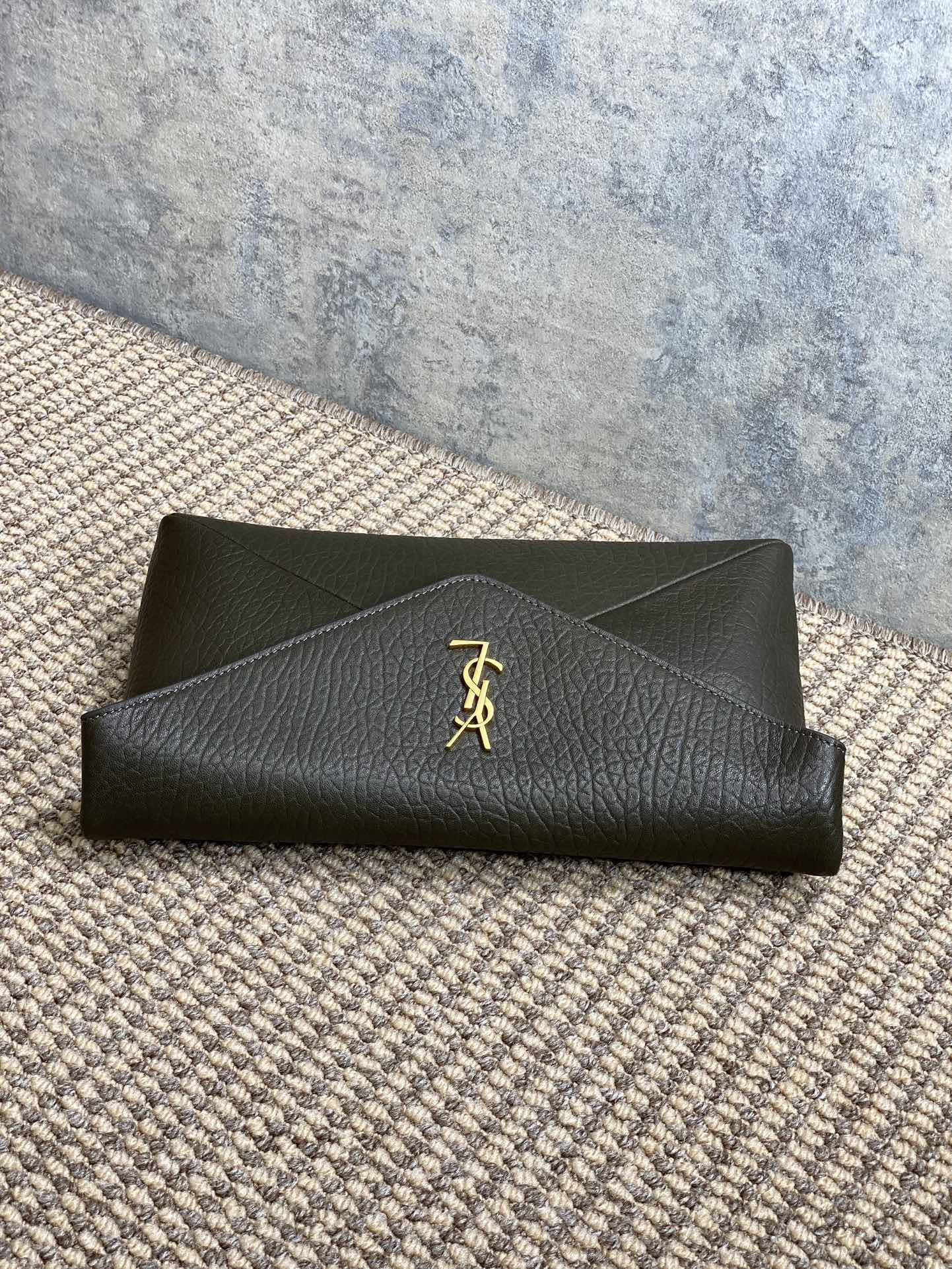 Y51 CASSANDRE large envelope pouch in lambskin 29.5x18x4.5cm