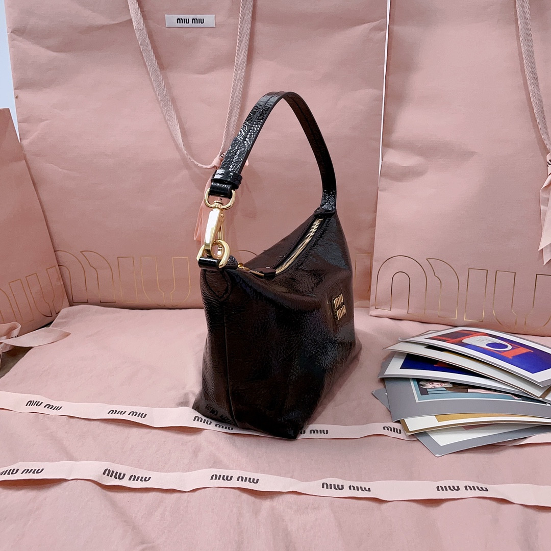 M1v M1v naplak patent leather pouch 14x18.5x10cm
