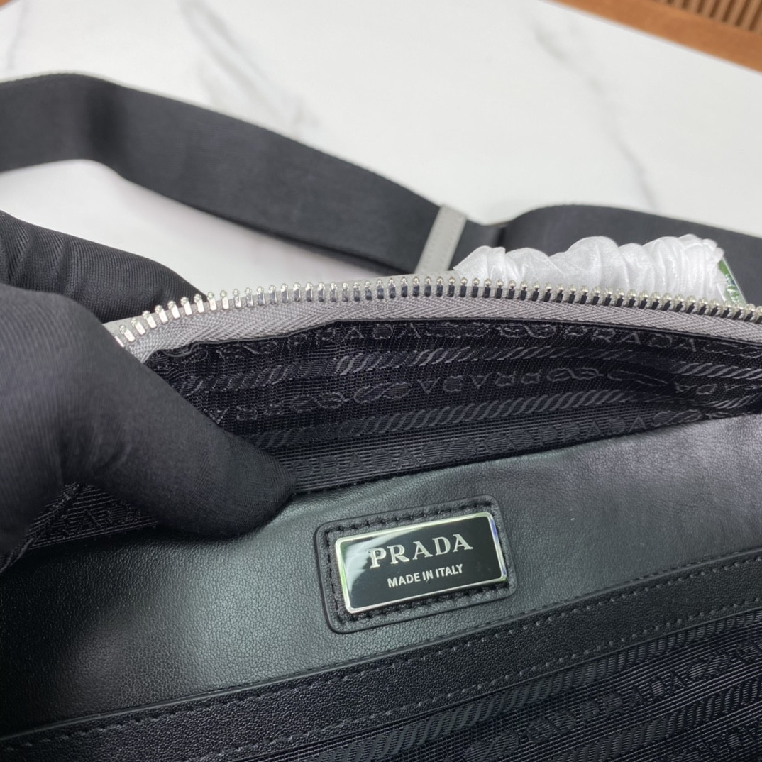 Pra*a Medium Brique Saffiano leather bag 22x16x6cm