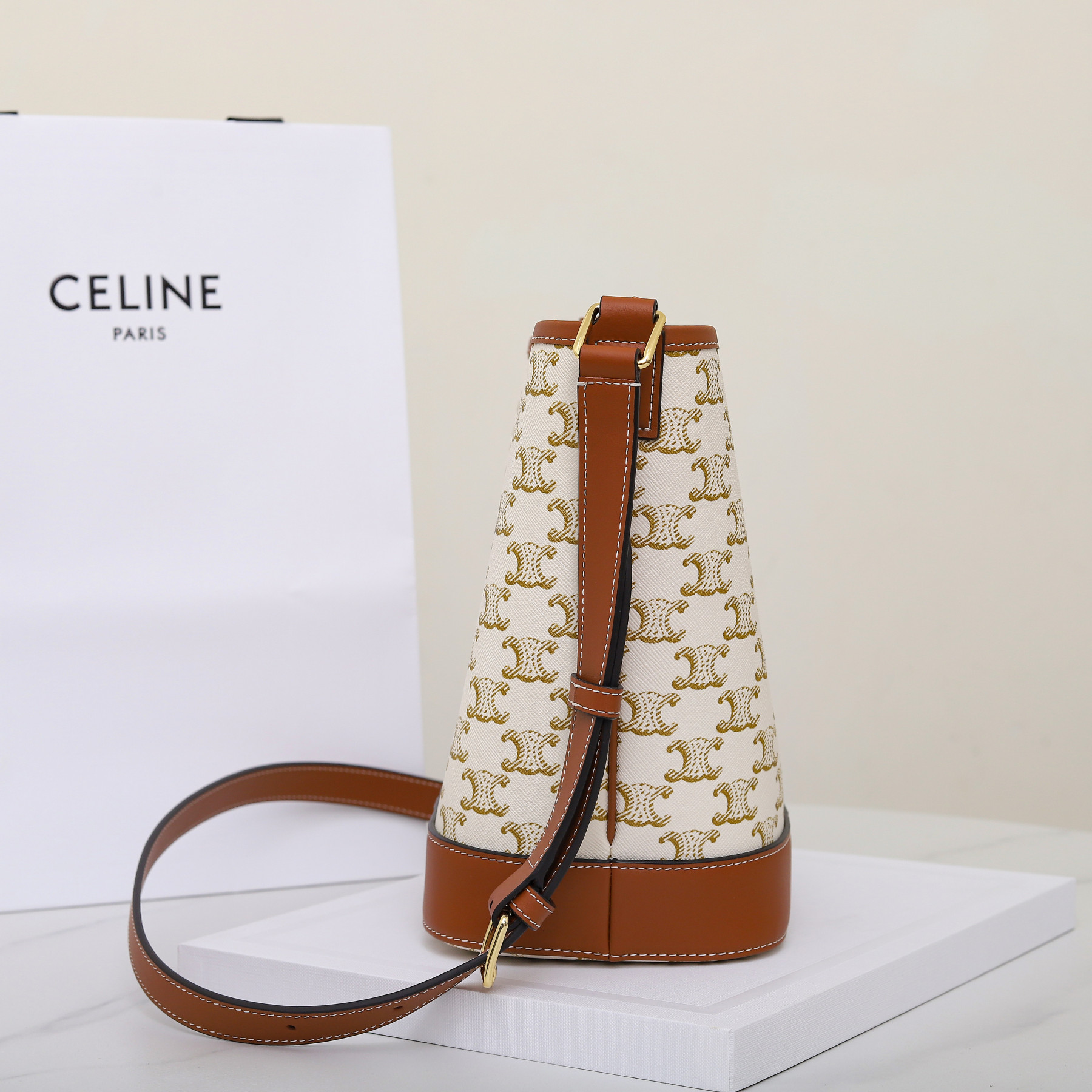 Ce1i*e SMALL BUCKET IN TRIOMPHE CANVAS AND CALFSKIN 191442 30x22x13cm