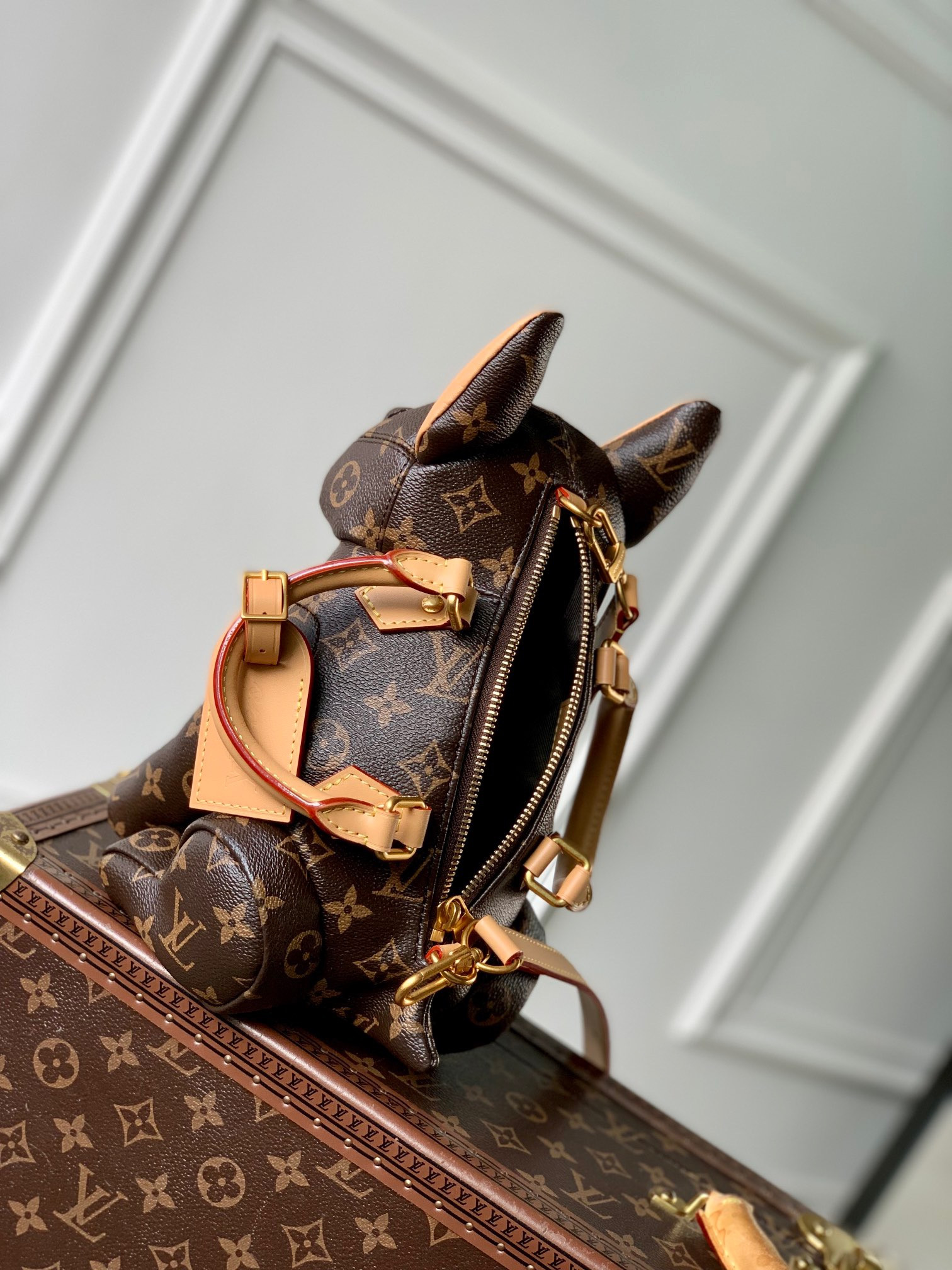 LV Pooch Bag M12617 18 x 28 x 19 cm