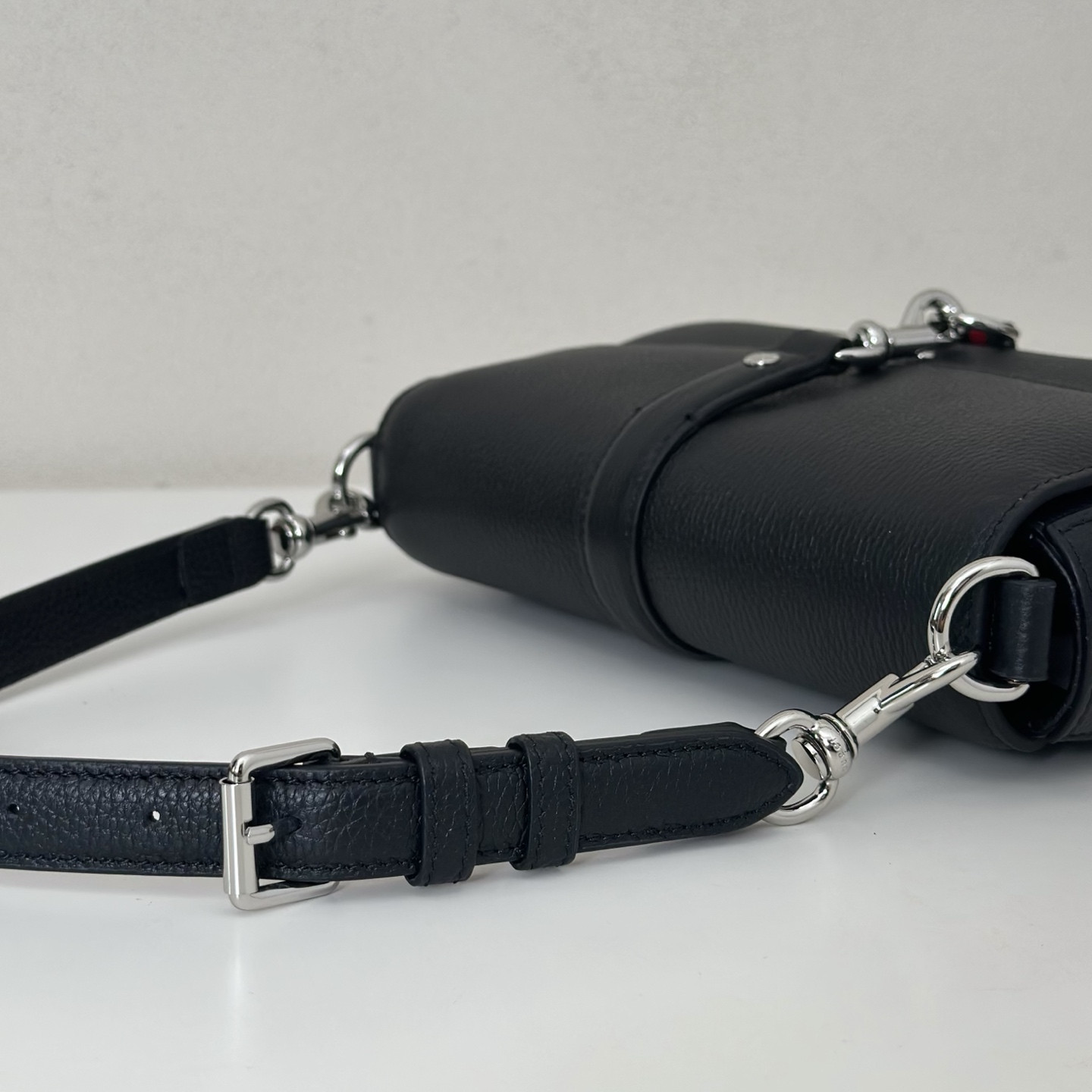 Gvc*1 Small crossbody bag with hook closure 23.5 x 12.5 x 6.5 cm