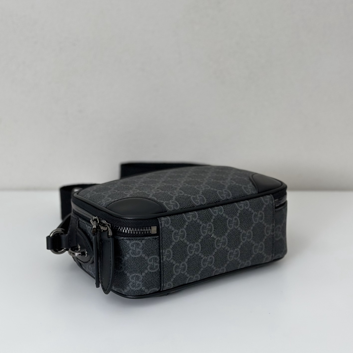 Gvc*1 GG Emblem mini crossbody bag 19x12.5x7cm