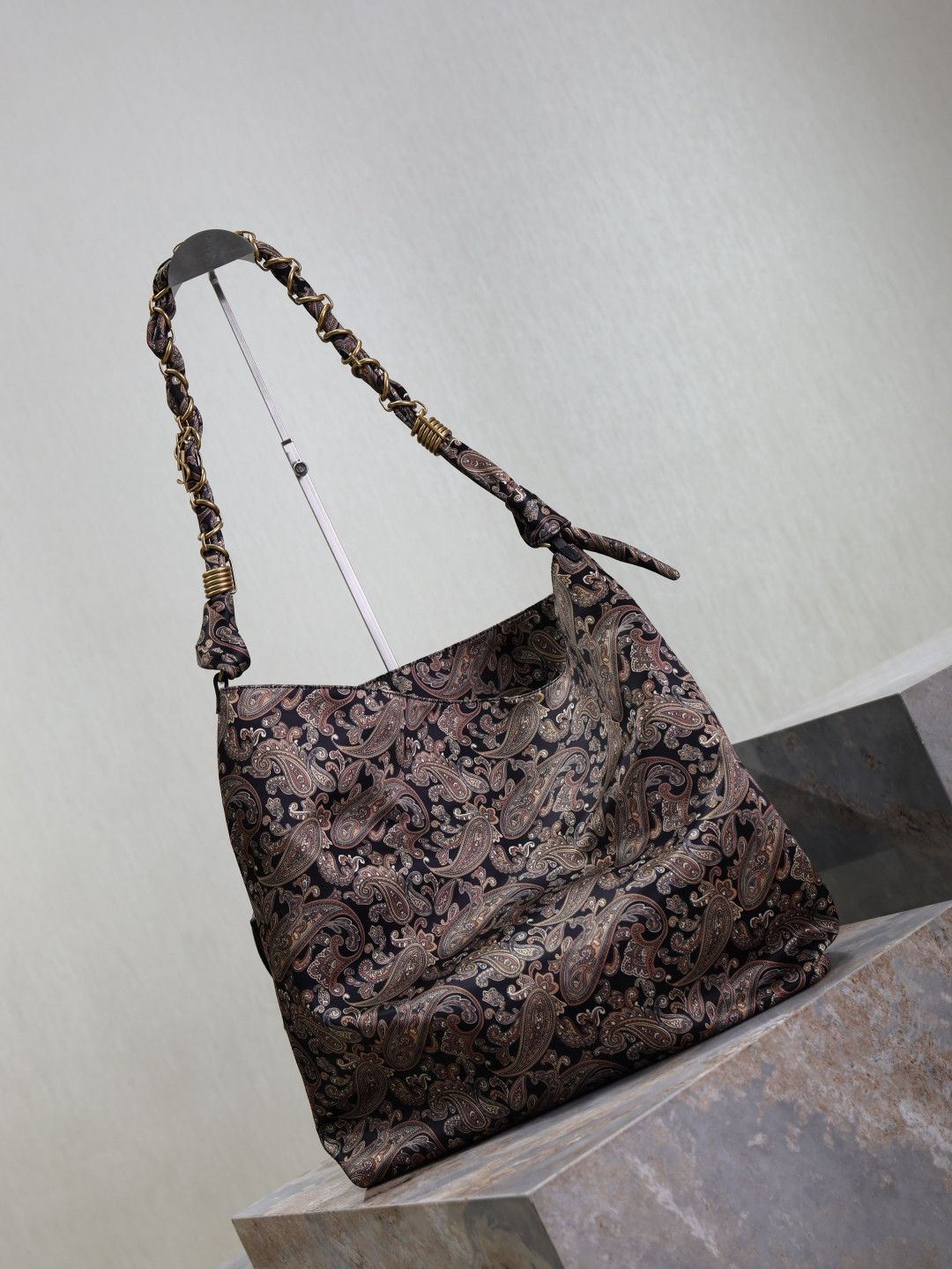 Y51 Amalia (silk twill) 42x50x1cm