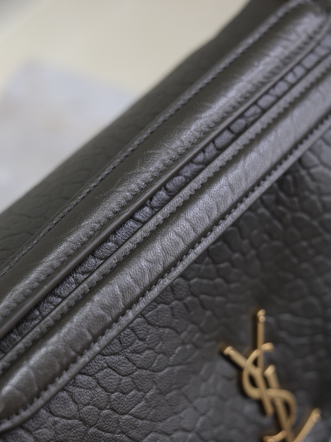 Y51 CALYPSO medium in grained lambskin 800916 30x15x7.5cm