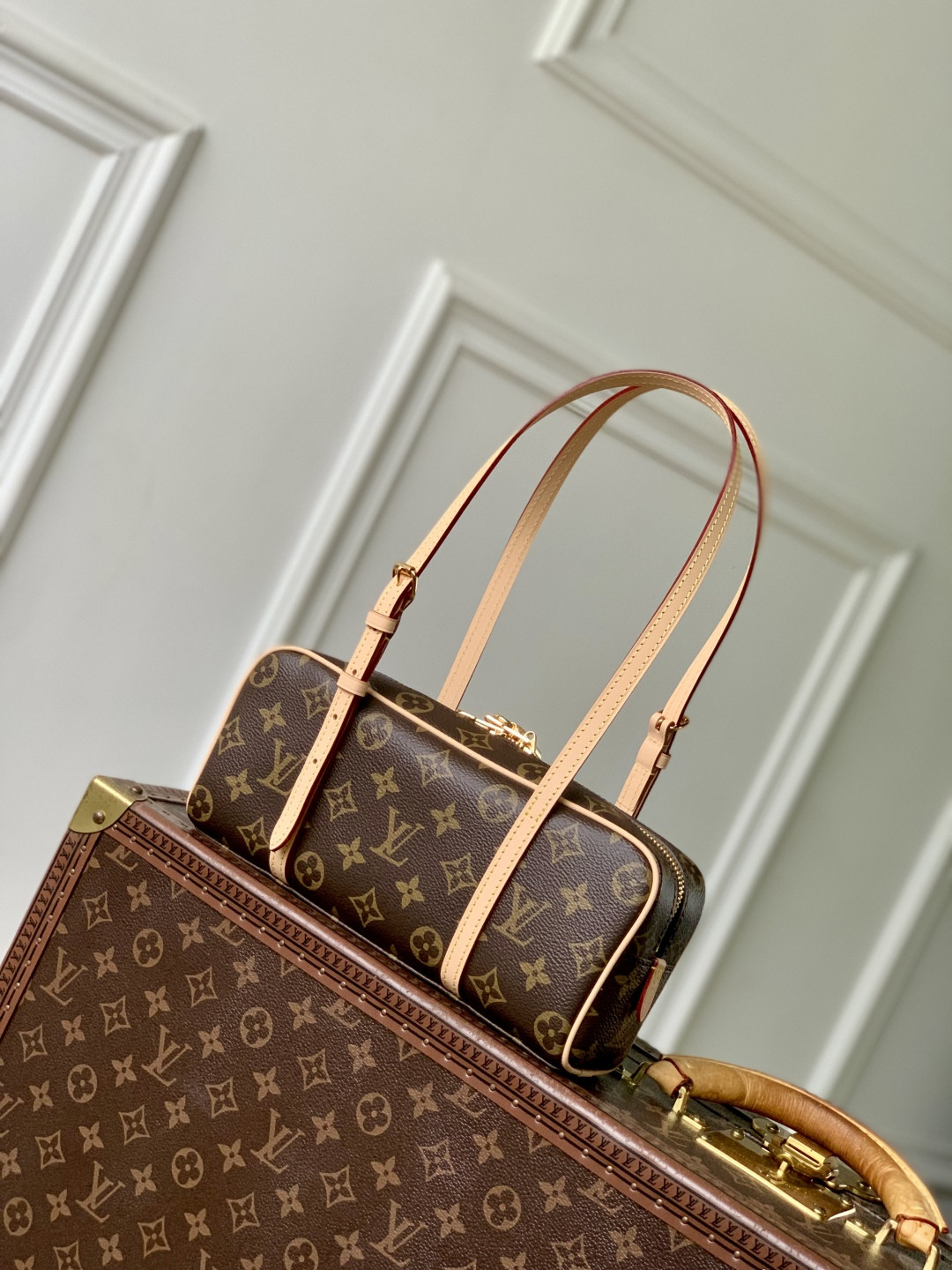 LV Hang On M47031 26x11.5x6.5cm