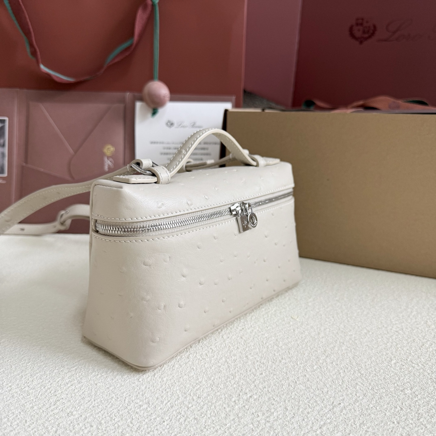 L0r0 P1ana Extra Pocket L19 Ostrich-grained Leather 11 x 19 x 6.5 cm
