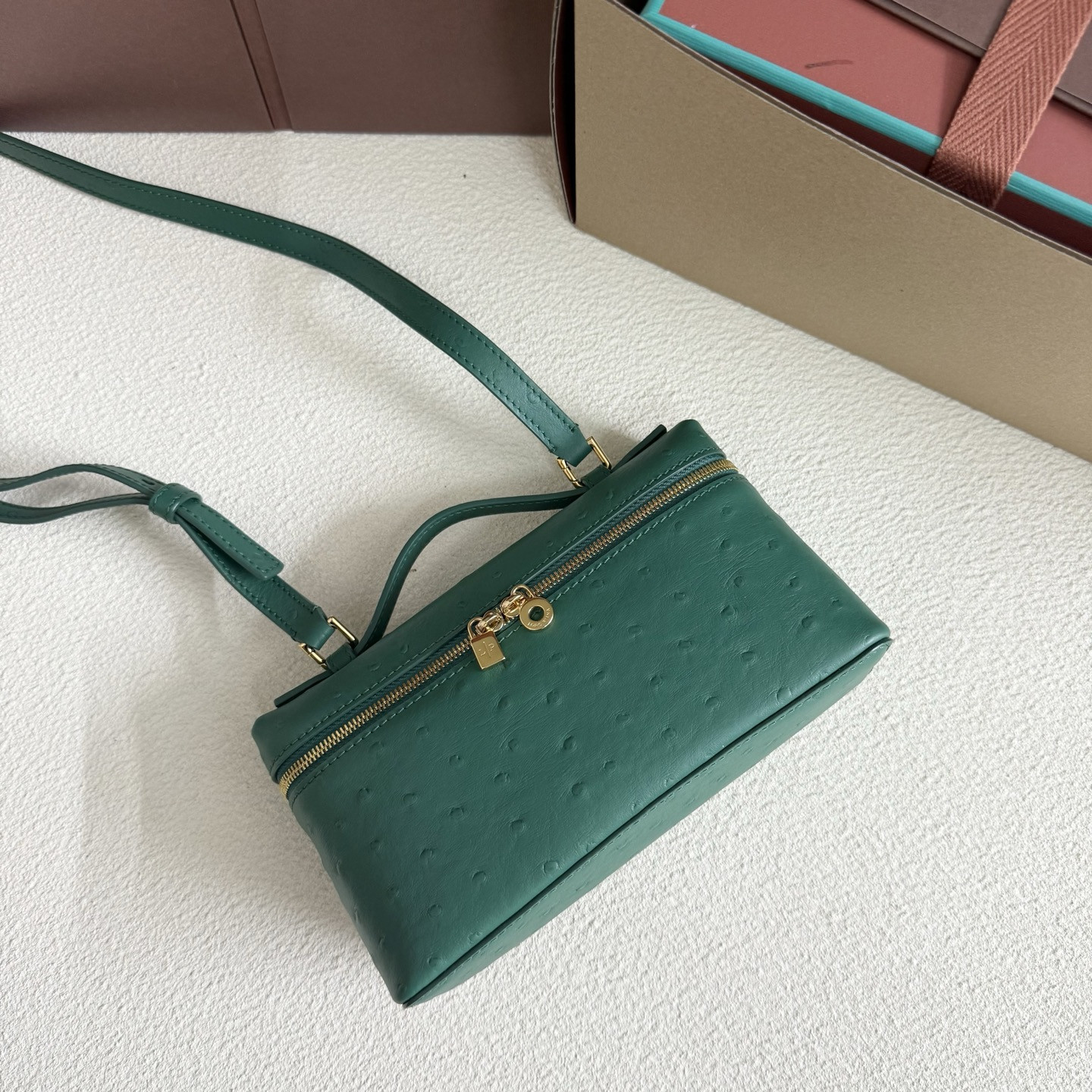 L0r0 P1ana Extra Pocket L19 Ostrich-grained Leather 11 x 19 x 6.5 cm