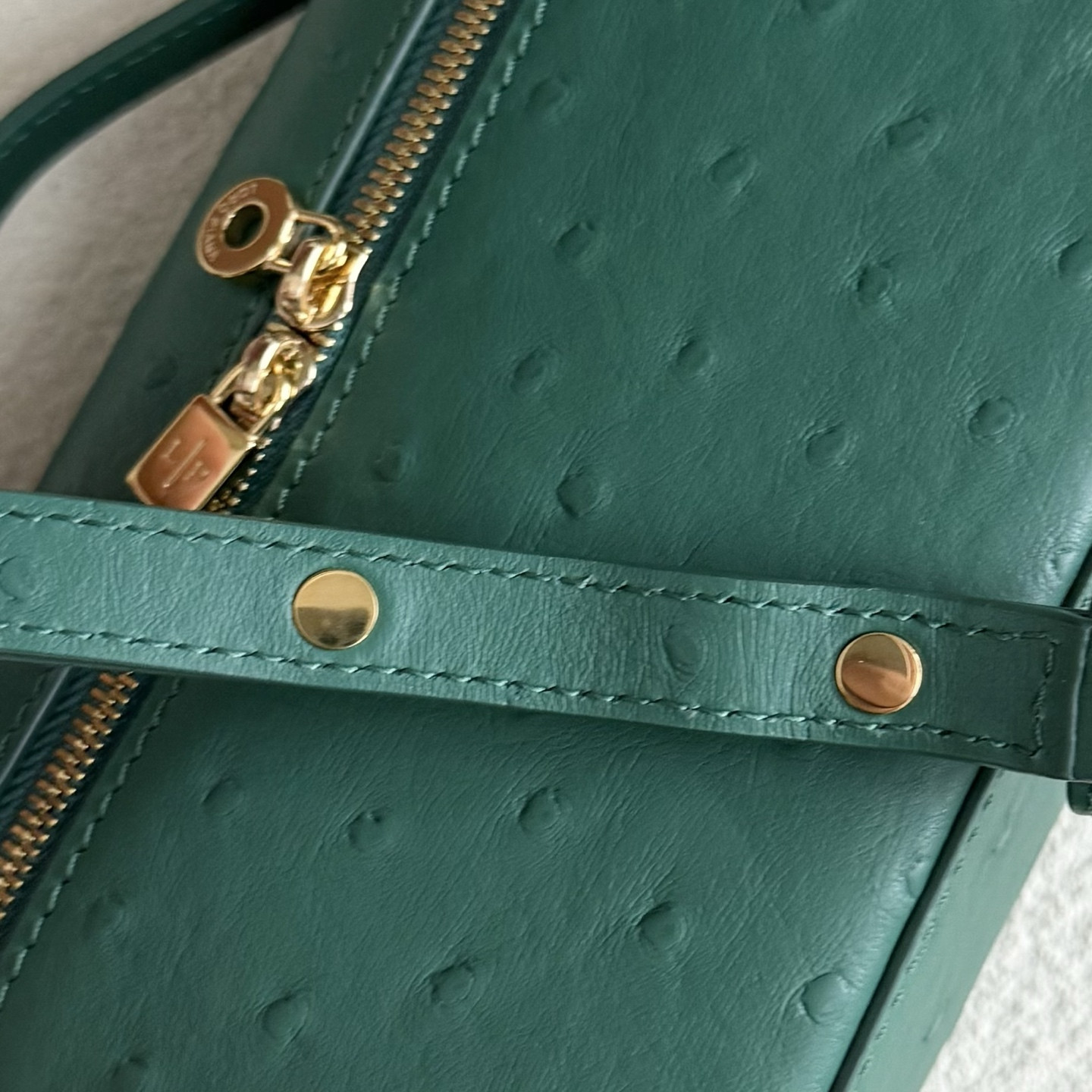 L0r0 P1ana Extra Pocket L19 Ostrich-grained Leather 11 x 19 x 6.5 cm