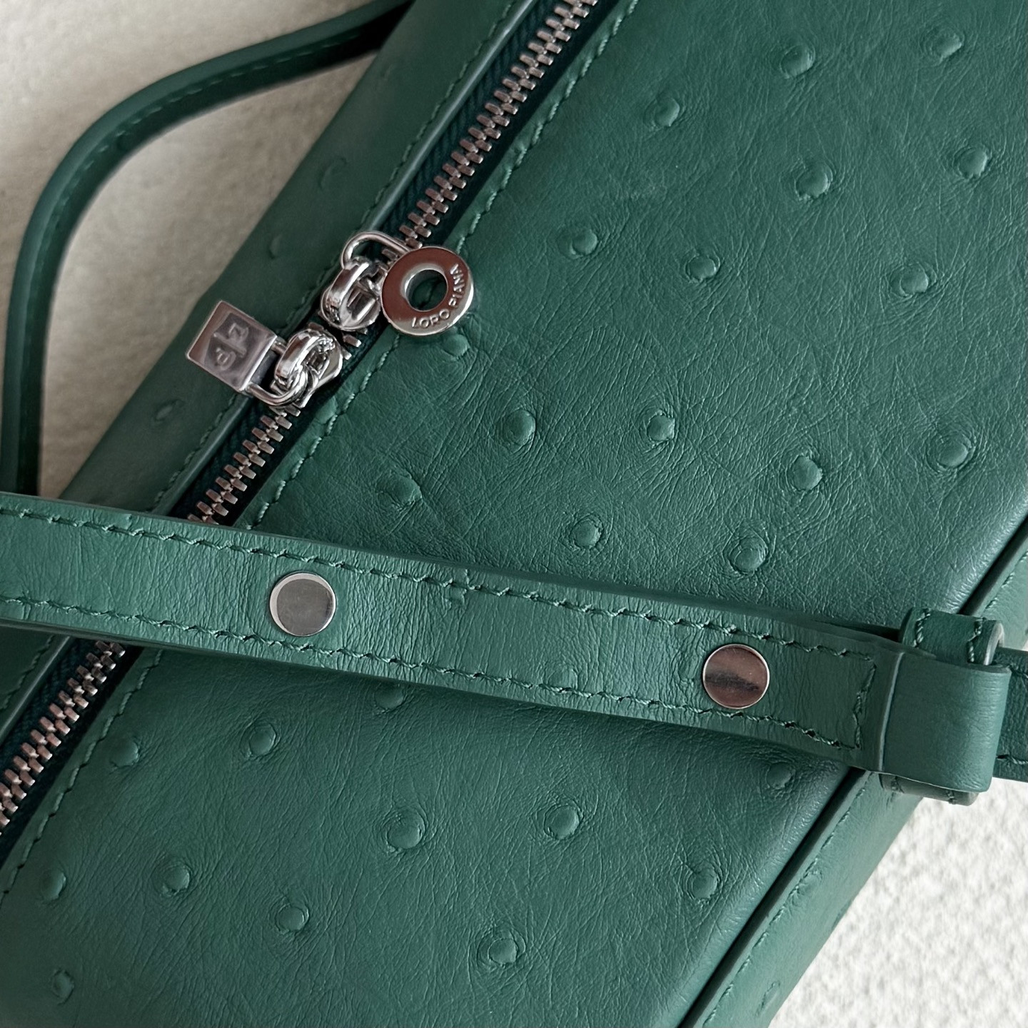 L0r0 P1ana Extra Pocket L19 Ostrich-grained Leather 11 x 19 x 6.5 cm
