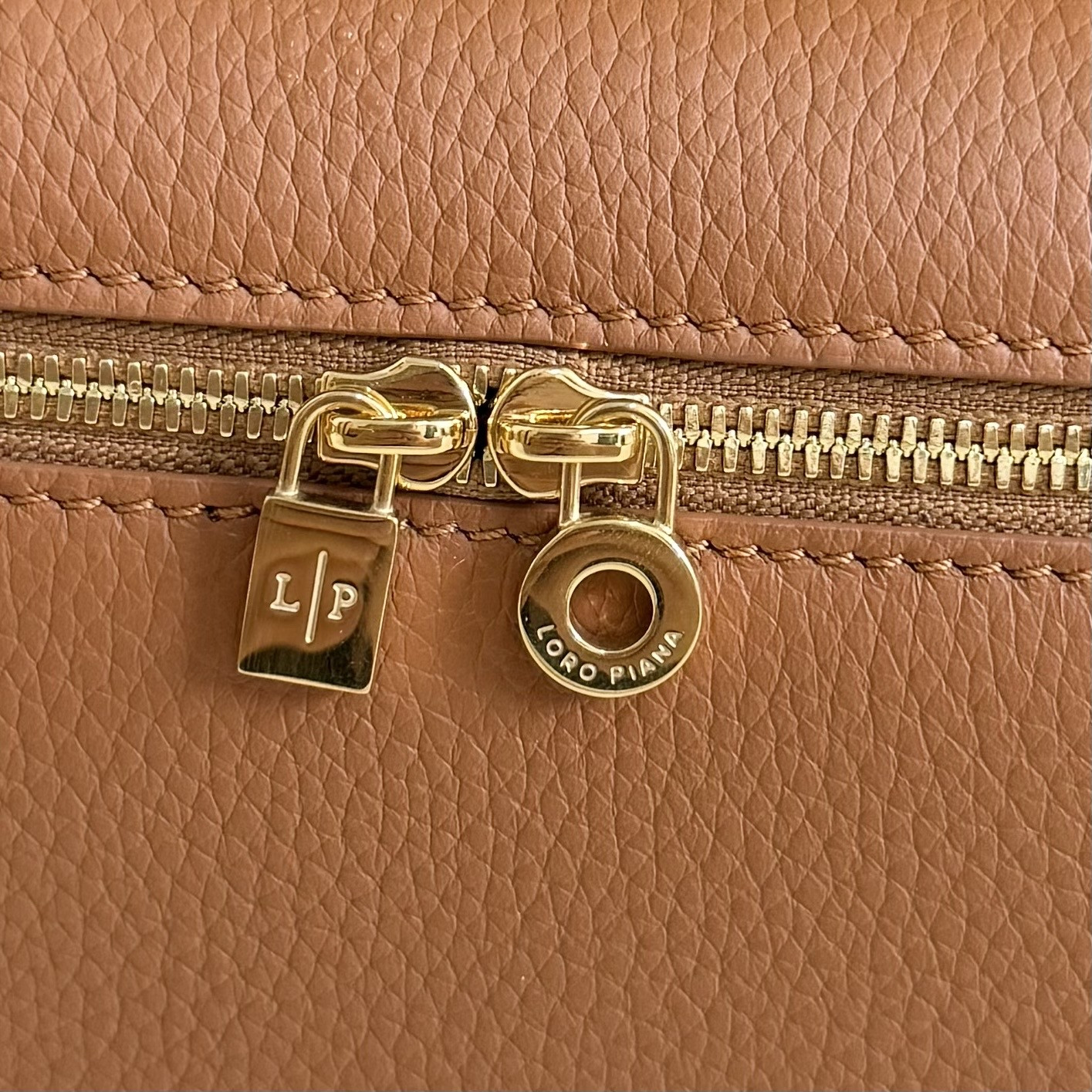 L0r0 P1ana Extra Pocket L19 Grained Calfskin 11 x 19 x 6.5 cm