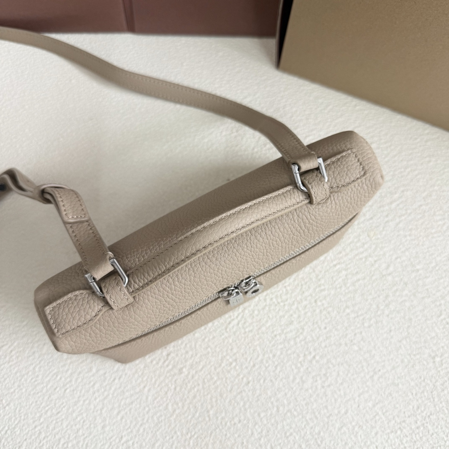 L0r0 P1ana Extra Pocket L19 Grained Calfskin 11 x 19 x 6.5 cm