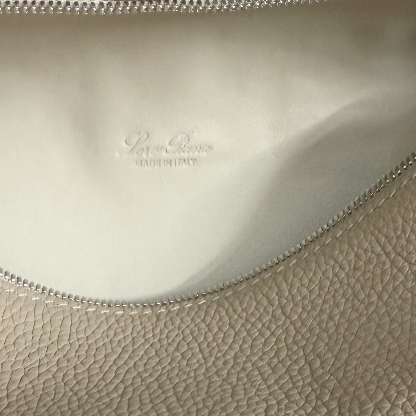 L0r0 P1ana Extra Pocket L19 Grained Calfskin 11 x 19 x 6.5 cm