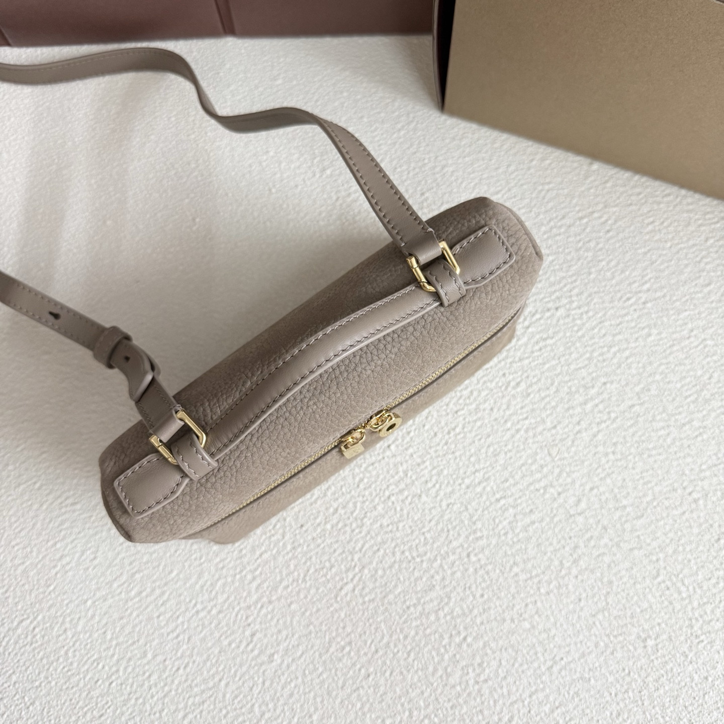 L0r0 P1ana Extra Pocket L19 Grained Calfskin 11 x 19 x 6.5 cm