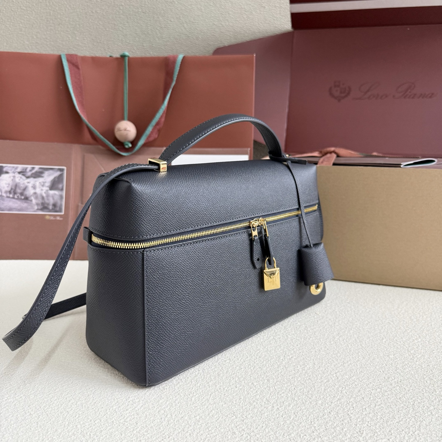 L0r0 P1ana Extra Pocket L27 Calfskin 16x27x10cm