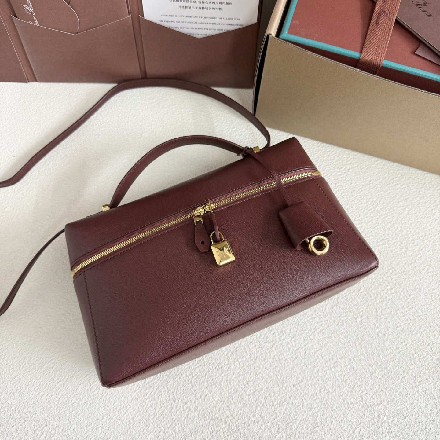 L0r0 P1ana Extra Pocket L27 Calfskin 16x27x10cm