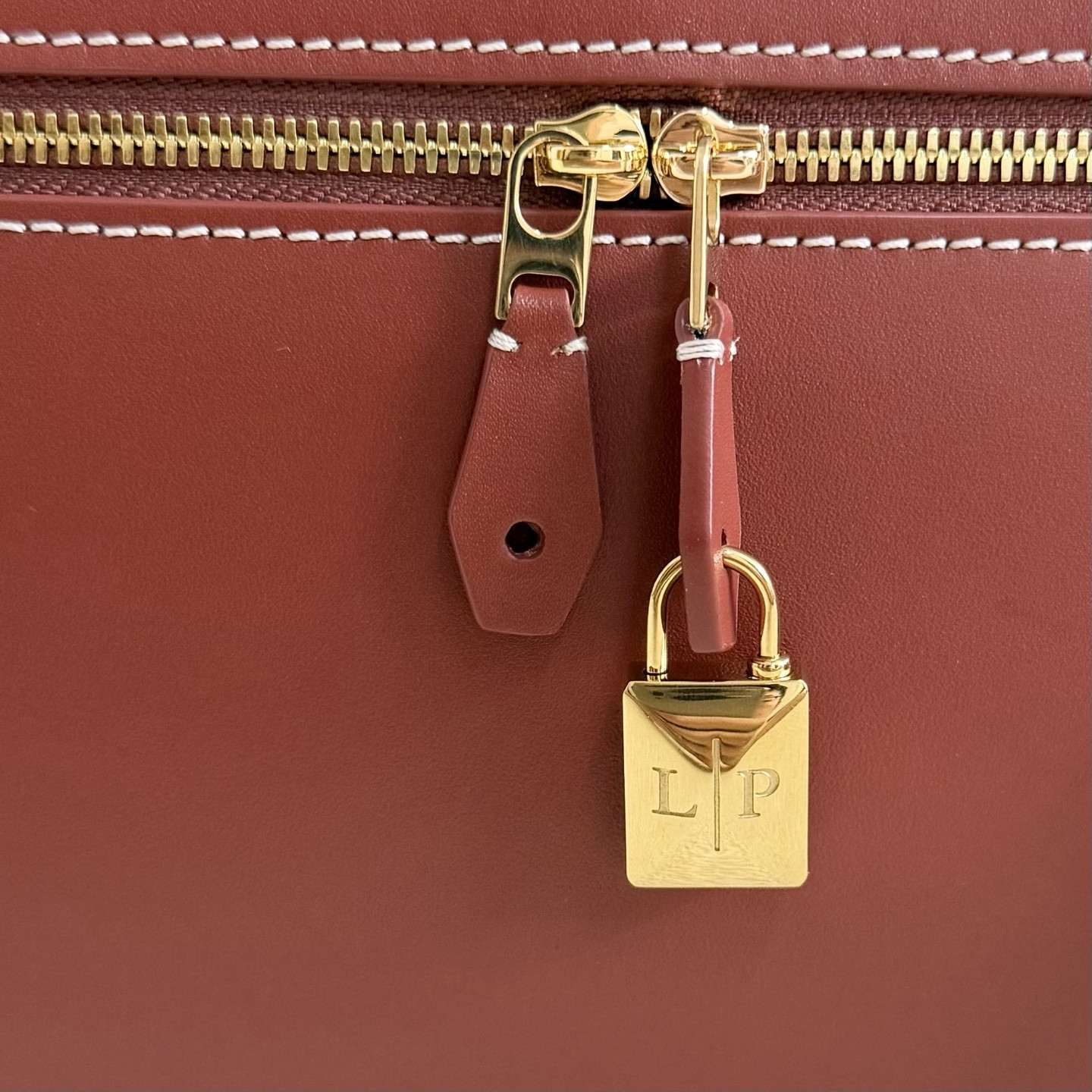 L0r0 P1ana Extra Pocket L27 Calfskin 16x27x10cm
