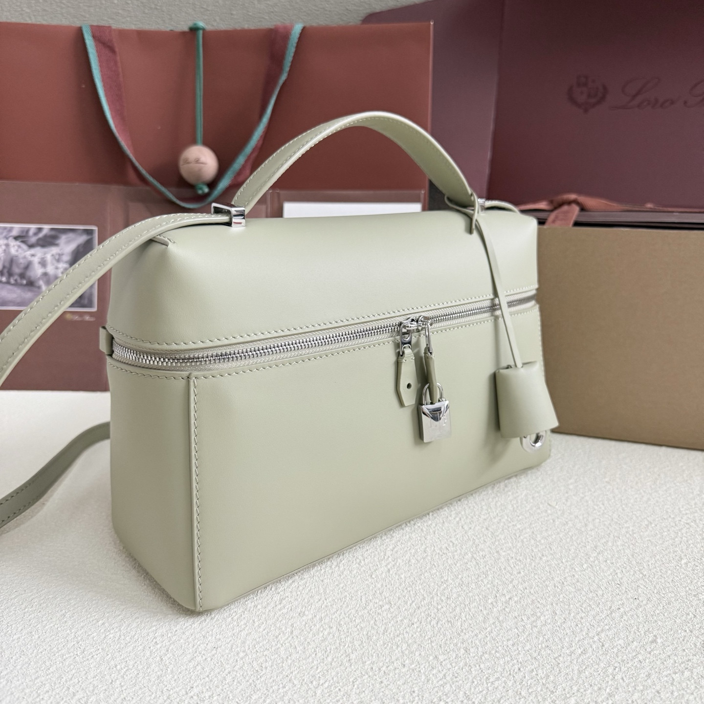 L0r0 P1ana Extra Pocket L27 Calfskin 16x27x10cm