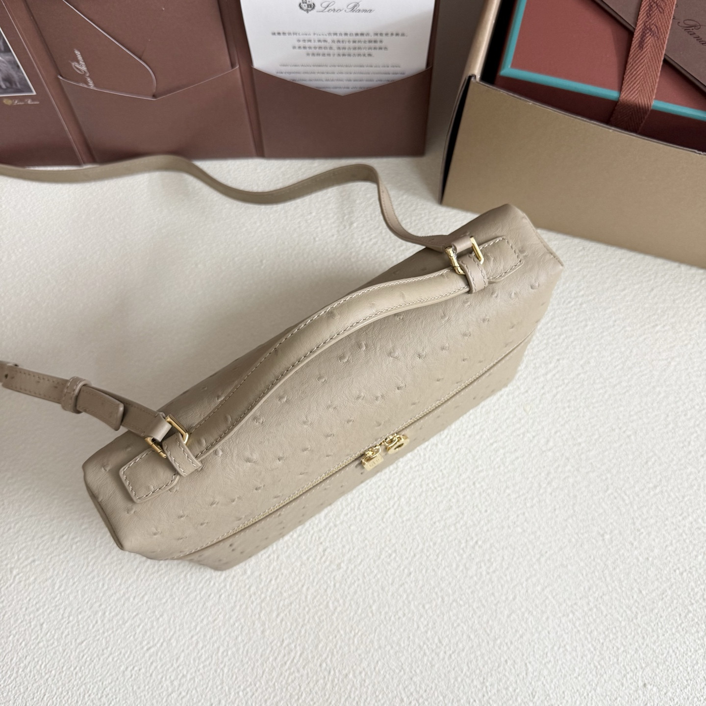 L0r0 P1ana Extra Pocket L27 Ostrich-grained Leather 16x27x10cm