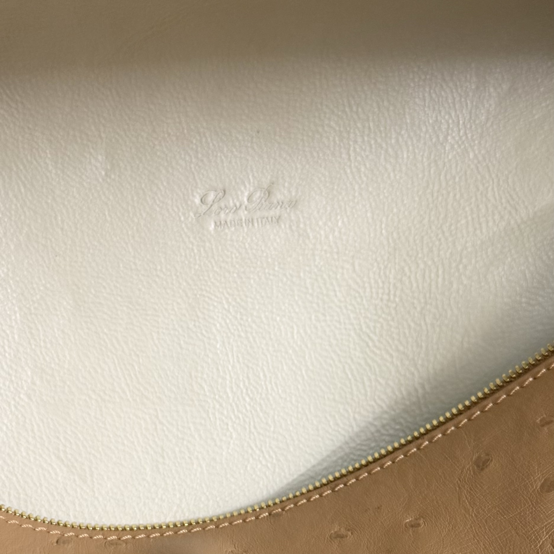 L0r0 P1ana Extra Pocket L27 Ostrich-grained Leather 16x27x10cm