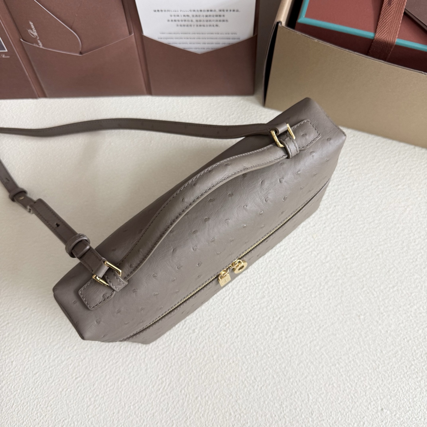 L0r0 P1ana Extra Pocket L27 Ostrich-grained Leather 16x27x10cm