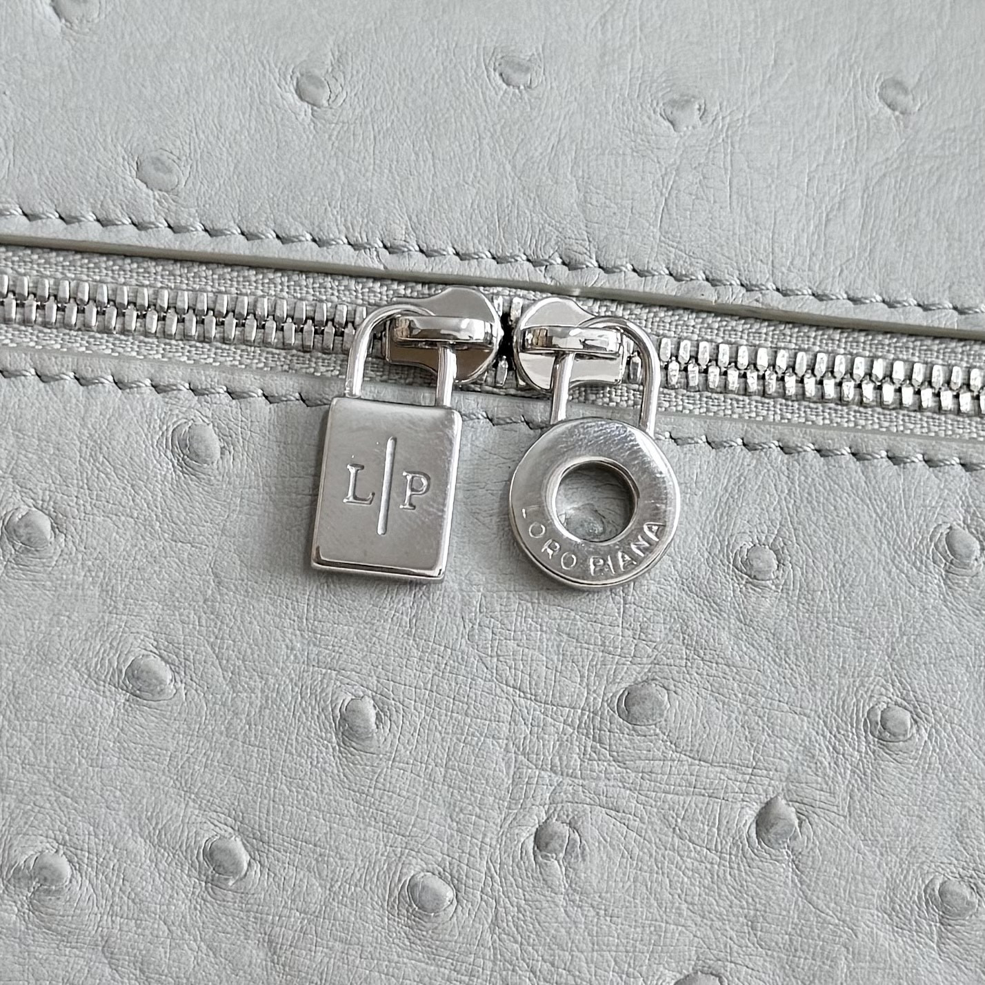 L0r0 P1ana Extra Pocket L27 Ostrich-grained Leather 16x27x10cm