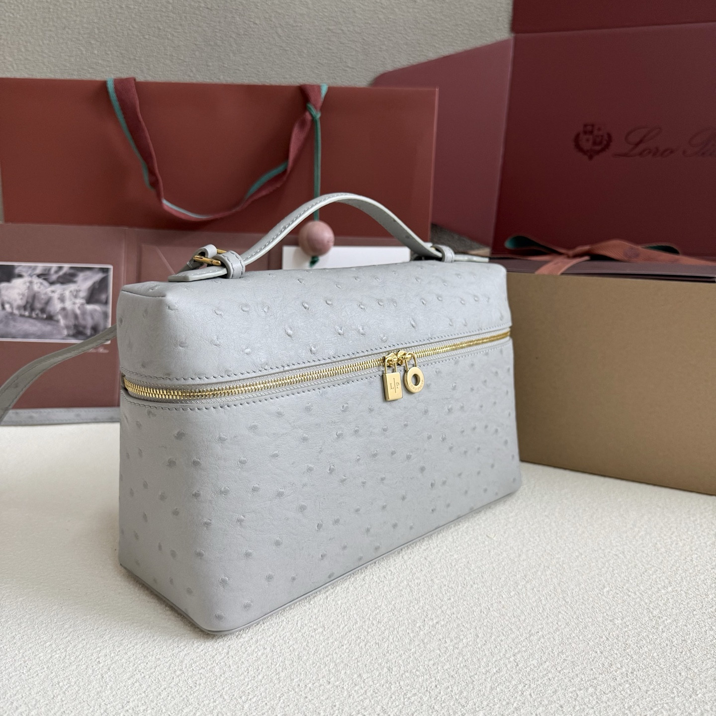 L0r0 P1ana Extra Pocket L27 Ostrich-grained Leather 16x27x10cm