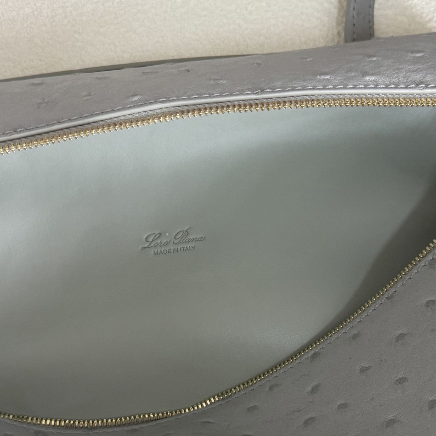 L0r0 P1ana Extra Pocket L27 Ostrich-grained Leather 16x27x10cm