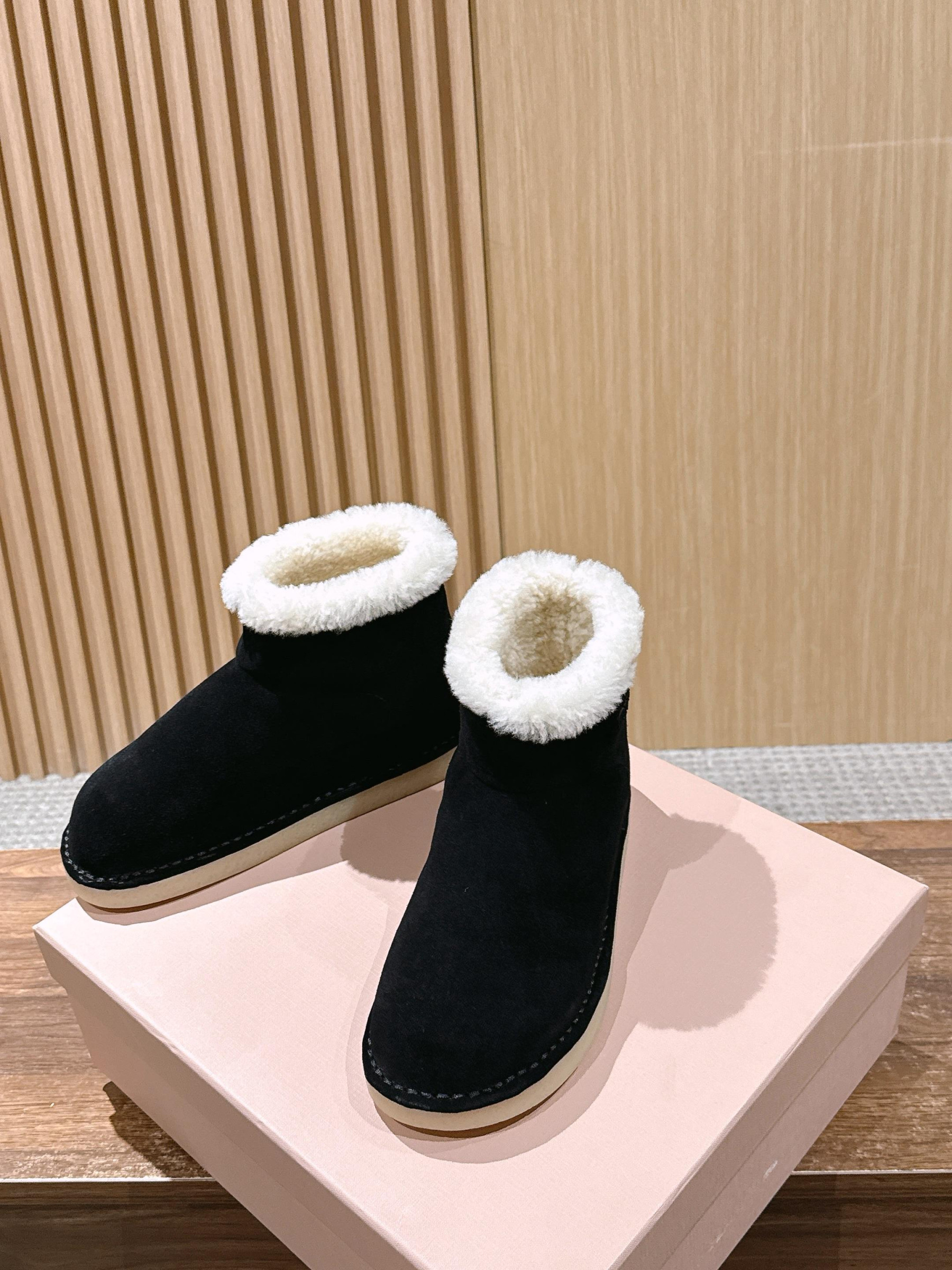 ua M1v M1v suede and shearling booties