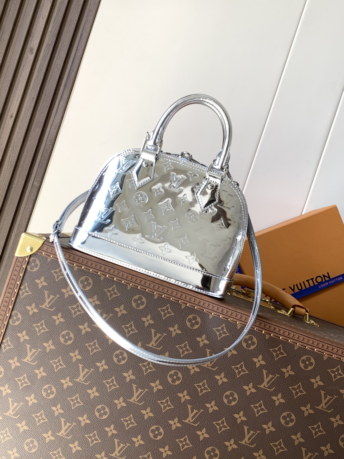 LV Alma BB M26335 23.5x17.5x11.5cm
