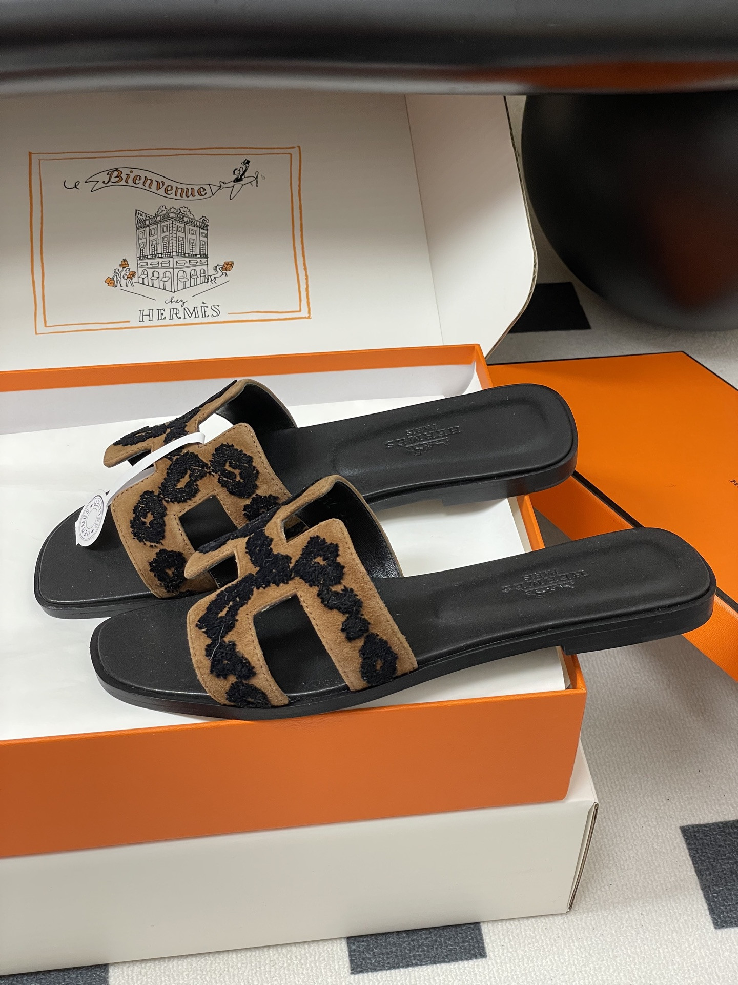 ua H**me5 oran sandal
